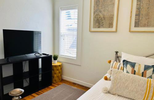 Home Sweet Idahome, feels like home with all the decor you wish you could afford King bed in master, fully fenced dog friendly yard, a few blocks from BSU and downtown Boise, Your perfect stay! - Foto 22