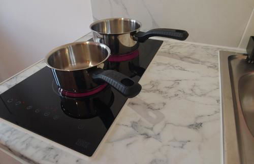 Self Contained, Double Bed Studio, private kitchen, private Bath, Walking distance to Harry Potter - Foto 29