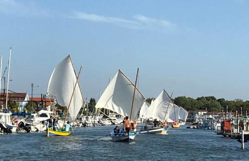 Aux pieds des plages, du port, de la piste cyclable et des commerces de proximité, un studio au dernier étage avec une vue panoramique sur le Bassin d'Arcachon, entièrement rénové, dans une résidence avec piscine - Foto 49