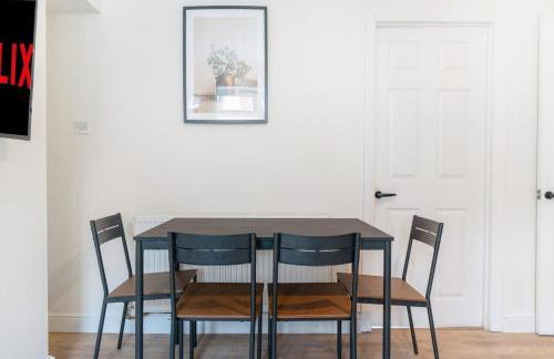 4BR House By Astra Residences Short Lets & Serviced Accommodation Stanley With Free Parking & Instant Booking - Foto 12