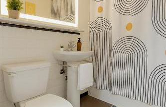 CASA Arlington Suite with Top-Tier Amenities & Parking - Foto 44