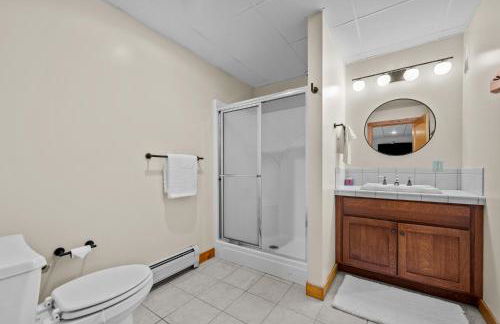 Walk to Village! Stunning timber chalet! Hot-Tub, Bonfire & more! - Foto 31