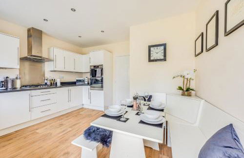 Beautiful Detached House with Driveway Parking, Study Room, Spacious Garden, Smart TVs and Fast Wifi by Yoko Property - Photo 22