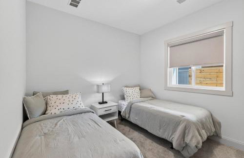 Plush & Roomy - Perfect for All Ages near KU & KC - Photo 20