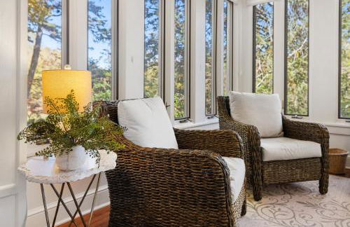 Stylish Mountain Retreat with Sunroom and Pergola - Foto 20