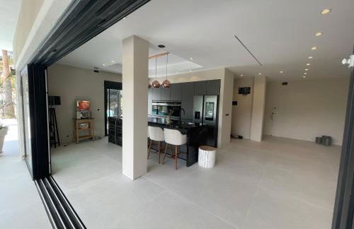 ULTIMATE LUXURY DREAM VILLA with 7 BEDROOMS, GYM, SPA and INFINITY POOL - Photo 15