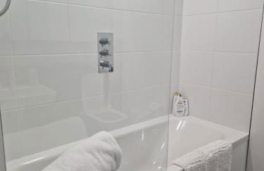 Ty Branwen- Luxury Woodland Lodge with Stunning Views - Photo 24