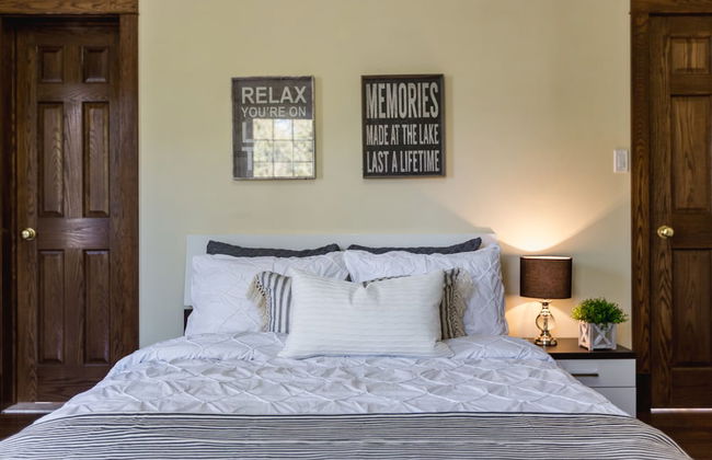 QuickStay Lake Simcoe Homestyle Cottage Private Beach - Foto 3