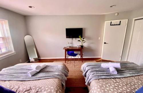 Easy PATH&Bus access- NYC| designer home + Deck. - Photo 12