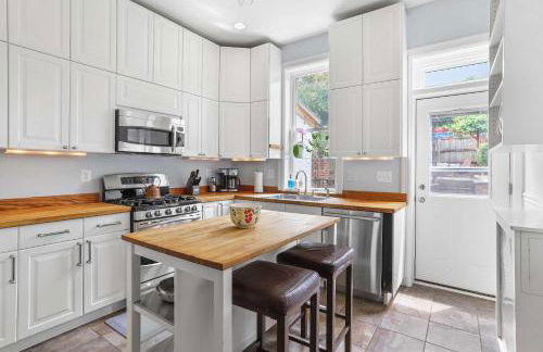 Sojourn Lovely Hill Family Home with Backyard near DC Icons - Foto 4