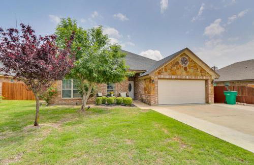 Unwind Fireside! Harker Family Retreat with Yard - Foto 37