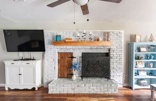 The Refuge on 5th - Pets , Patio & Firepit - Photo 7