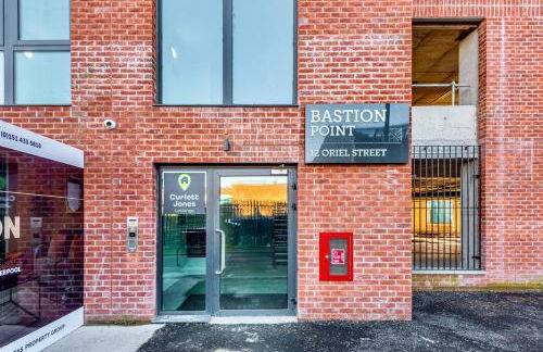 Stylish City Apartment with Juliette Balcony, Retro Games & Fast WiFi - Foto 14