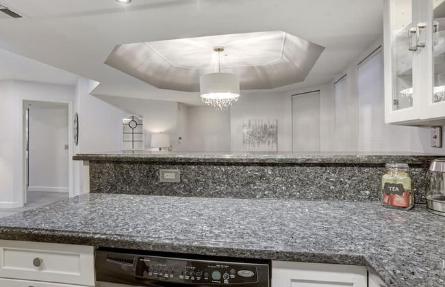 Executive 2 Bdrm Condo in the Heart of Biltmore! - Foto 25