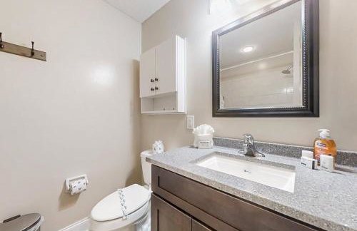 Spacious and quiet home with private patio & enclosed yard - Foto 23