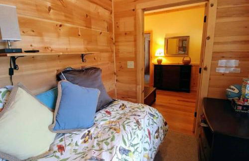 Water's Edge, Covered Porch, Deep Creek as your Backyard Haven, Hot Tub, Pool Table, Fire Pit, Close to Town & Entrance to National Park - Foto 73