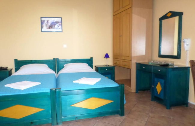 Santorious Cavehouse - Photo 3