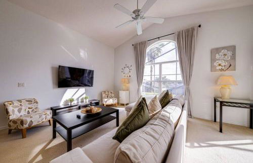 630- 3 Bedroom South facing Home with Pool Drenched in Florida Sunshine Perfect for Families - Foto 47