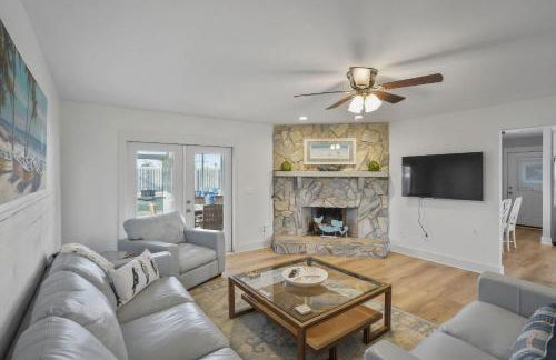 Southern Mermaid Cottage- Pet Friendly Fenced - Photo 9