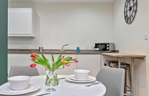 PRIME CITY CENTRE MK STAY, Stylish Spacious Apartment, AIR CONDITIONG, Two bathrooms, FREE GATED ALLOCATED PARKING & Lift access - Foto 30