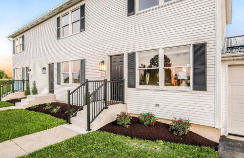 Boho Cleveland Bungalow - Sun-Drenched 2BR with Deck - Foto 10