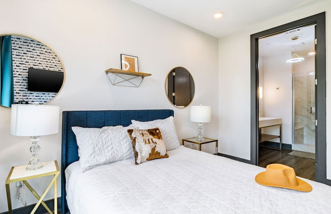 Lindsley by Avantstay Balcony Modern Design A Downtown Location - Photo 17