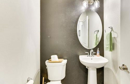 Spacious and Modern Home with Deck in Oregon! - Foto 27