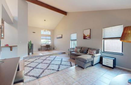 Beautiful Modern Home with Pool in Prime Strip Location - Foto 16