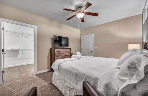 Modern Condo w/ Cathedral Views in Great Location - Foto 5