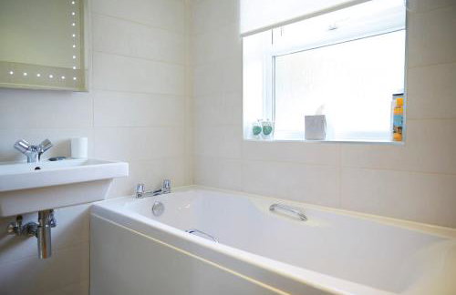 Delightful beachfront apartment - 2 bedrooms sleeps 4 - parking & stunning views - Foto 18