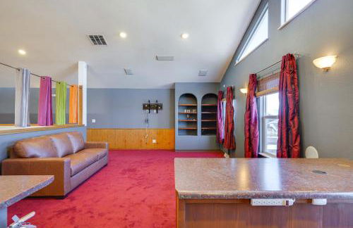 Huge Kitchen and Open Interior Pueblo Group Getaway - Foto 23