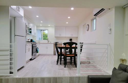 Modern 2BR Guest Suite w En-Suite Bathrooms 10 min to Rodeo Drive Near Kaiser and Cedars hospitals - Foto 5