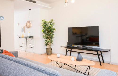 HomeForGuest Design Attic Apartment FREE Parking - Foto 7