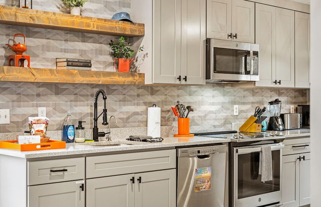 Emerald Bluff by Avantstay Lake Views Deck Fire Pit Game Room - Photo 23