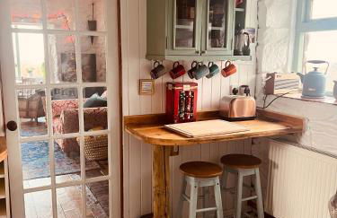 Lofthouse - secluded quirky cottage with sea views! - Photo 3