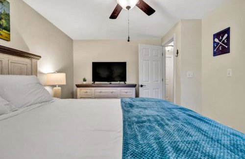 Waterfront Lake House Ideal Dock for Boats, Swimming, Fishing - Foto 12