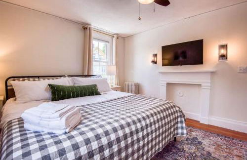 Spacious 6BR close to Portsmouth beaches and UNH - Photo 17