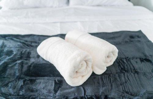 TWO town homes! 6 Bedrooms, 2 King beds, Walk to Eats - Foto 48