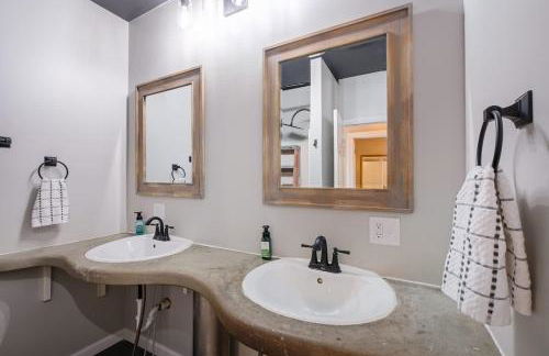 Spacious retreat w private backyard near downtown - Foto 27