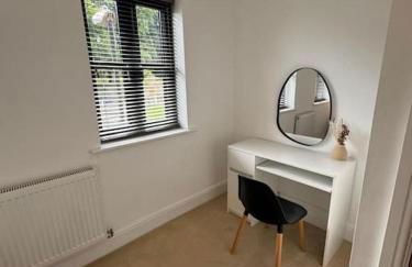 Church Court 2 Bed 55 Inch SKY TV Northampton Parking Contractor Accommodation - Photo 6