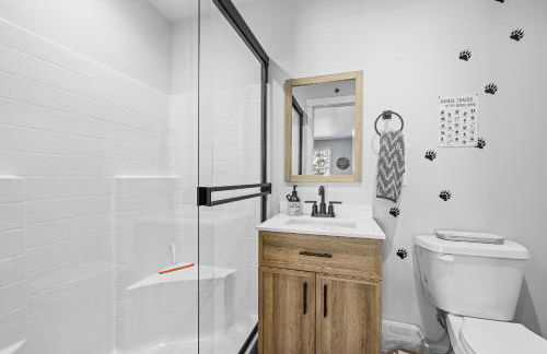 New Mountain Bluebird - walk to lake, golf, and town - game rm - family friendly - sleeps 14 - Photo 25