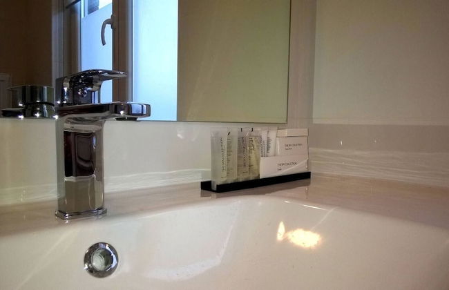 Almost White, Near Train, Metro N7688 - Foto 5