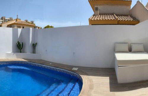 Dúplex mediterráneo con piscina y cenador - Foto 3