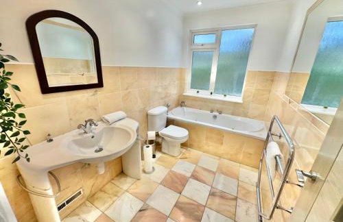 5 Bed House - Pool - Hot Tub - Sauna - Pool Table - Near New Forest and Beach - Sleeps 12 - Photo 16