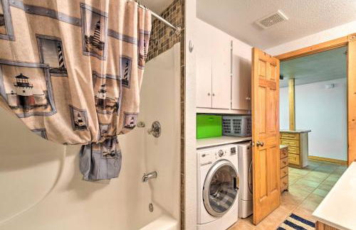 Family Home with Hot Tub - Walk to Johnson Lake! - Foto 10