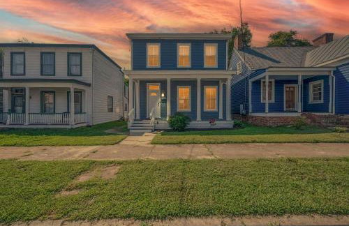 West High 3BR Private Backyard Petersburg Gem - Foto 1