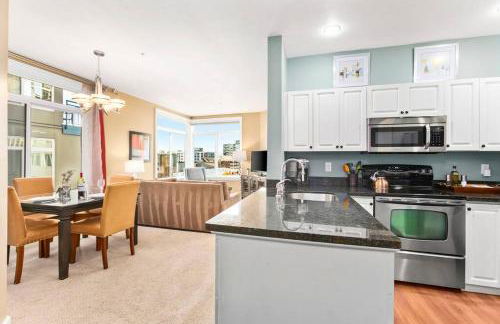 Corner Unit in the middle of it all - 99 Walkscore - Foto 1