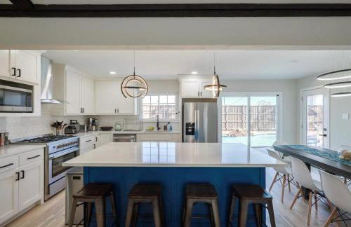 Perfect Getaway Home w Pool Jacuzzi Cinema Room - Foto 4