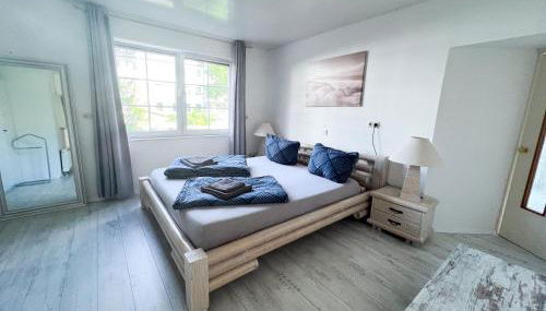 Große & voll ausgestattete Apartments, Studios, Doppelzimmer, Workspace, Parkplatz, Netflix, Prime & schnelles Wifi in ruhiger Lage mit Garten - Foto 5, Garden view, towels, wardrobe