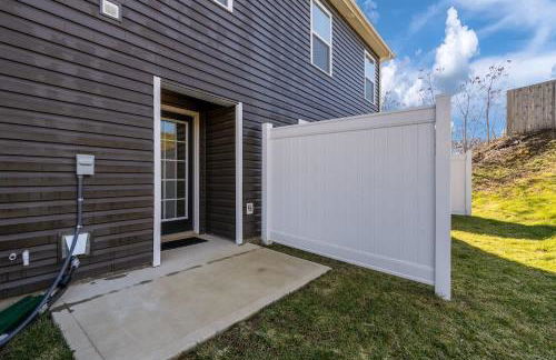 New 3BR Raceday Retreat - Steps from Speedway - Foto 32